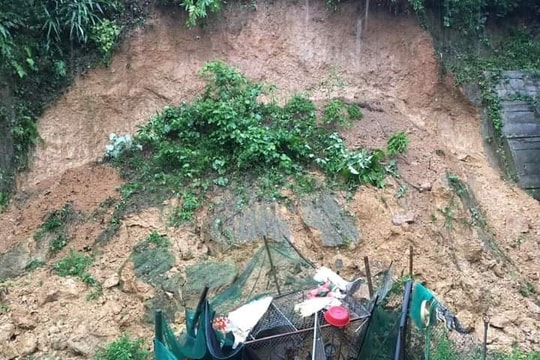 Mưa lớn kéo dài gây ngập úng và sạt lở nhiều nơi