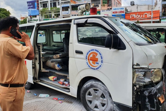 Ngáo đá cướp xe cấp cứu gây náo loạn trên đường