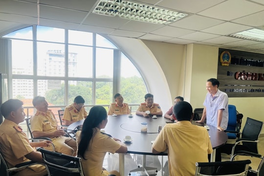 Phòng CSGT Đường bộ - Đường sắt Công an TPHCM chúc mừng VPPN Báo Công lý nhân dịp 21/6