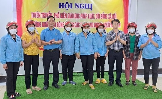 Thái Nguyên: Tuyên truyền an toàn giao thông cho công nhân công ty Nioan Vina
