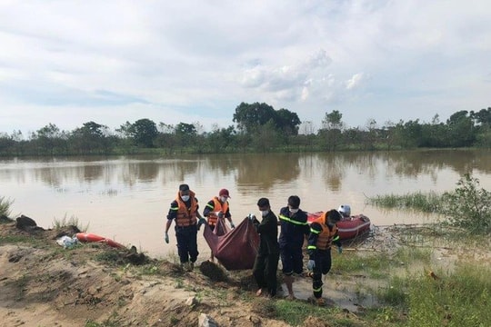 Thi thể nam giới trôi trên sông Mã