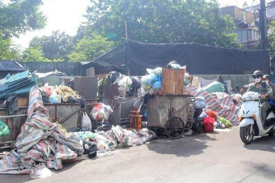 Hà Nội: Yêu cầu xử lý toàn bộ rác thải ùn ứ ở nội đô những ngày qua