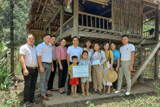Hội đồng hương Yên Bái tại Hà Nội trao quà giúp đỡ các hộ nghèo tại huyện Lục Yên