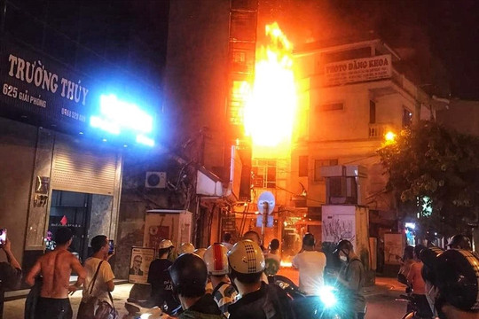 Hà Nội: Cháy căn nhà 4 tầng lúc nửa đêm