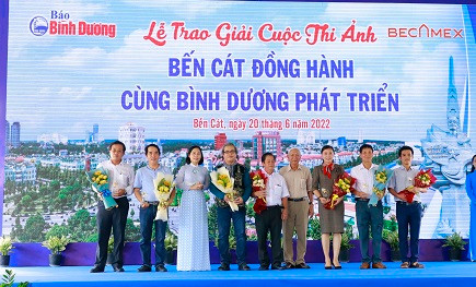 45 tác phẩm đoạt giải cuộc thi ảnh “Bến Cát đồng hành cùng Bình Dương phát triển”