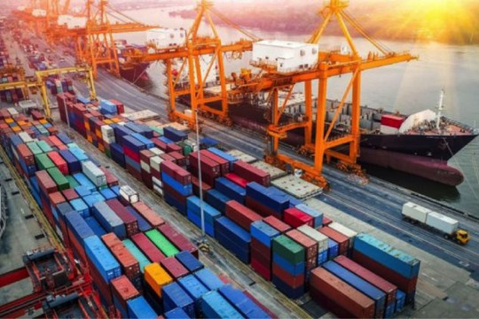 Giá cước vận tải biển tăng do phí, lệ phí hàng hải?