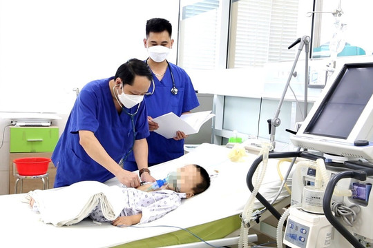 Bé trai tím tái, ngất lịm vì hóc miếng thịt tôm