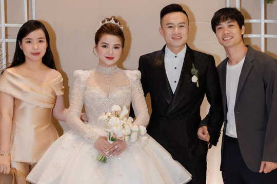 Huy Toàn đăng ảnh nét căng của vợ chồng Công Phượng khi dự hôn lễ và gửi lời cám ơn đến mọi người