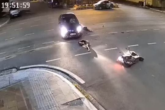 Xe máy tông ô tô kinh hoàng ở ngã tư, 2 cô gái bị hất văng xuống đường