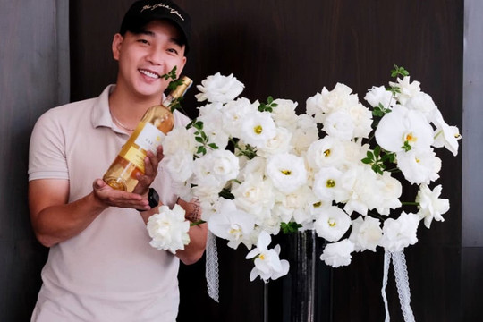 Nghệ nhân Nguyễn Đức Lợi bật mí bí quyết cắm hoa nghệ thuật