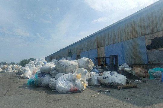 “Đột nhập” xưởng tái chế rác thải không phép ở Hải Dương