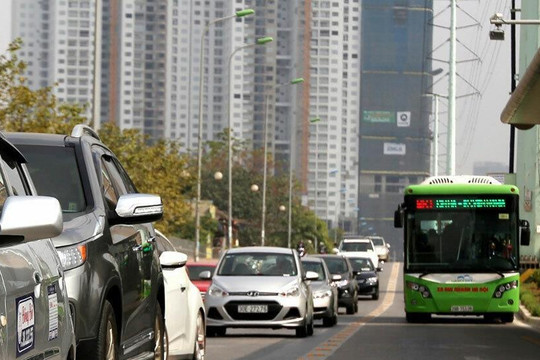 Hà Nội đề xuất cho xe khách, bus thường đi vào làn BRT