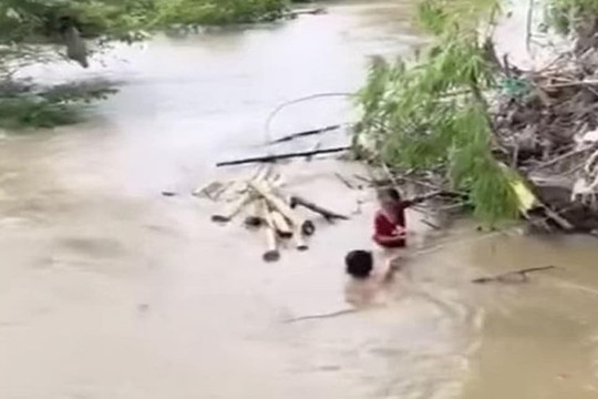 Nam thanh niên giải cứu bé gái bị nước cuốn trôi, mắc kẹt giữa sông