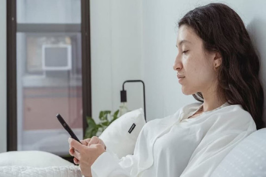 Smartphone không phải vạn năng, tránh 6 thói quen xấu này khi sử dụng điện thoại nếu bạn không muốn hiệu quả làm việc lao dốc