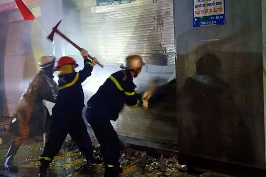 Phá cửa cứu 4 người mắc kẹt trong đám cháy ở Hà Nội