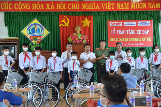 Báo Công lý tặng xe đạp cho học sinh nghèo ở Quảng Ngãi