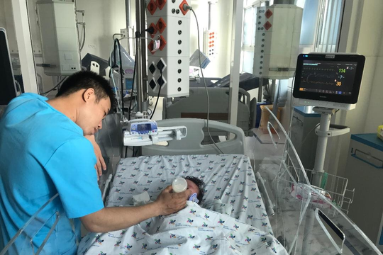 Nhầm sốt xuất huyết với rối loạn tiêu hóa, bé 7 tháng nguy kịch