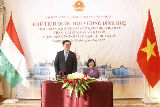 Chủ tịch Quốc hội Vương Đình Huệ thăm Đại sứ quán và gặp mặt cộng đồng người Việt Nam tại Hungary