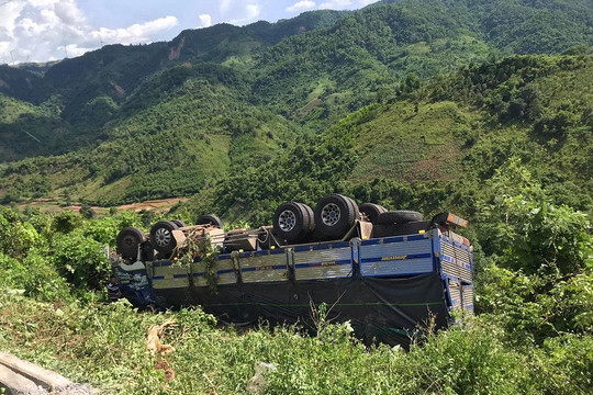 Quảng Trị: Xe tải tông đổ taluy rồi lao xuống vực