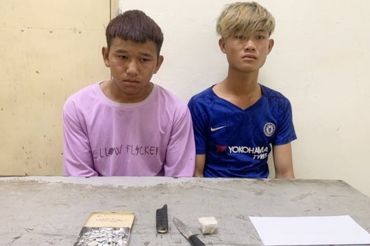 Bắt khẩn cấp 2 thanh niên bán lẻ gần 100 gói ma tuý