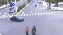 Vượt đèn đỏ ở ngã tư, 2 xe máy tông trúng vào sườn ô tô