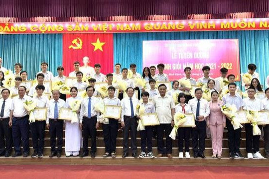 Bình Định: Tuyên dương, khen thưởng học sinh giỏi