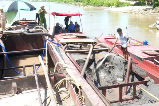 Bắt quả tang 3 tàu khai thác cát trái phép trên sông Đáy