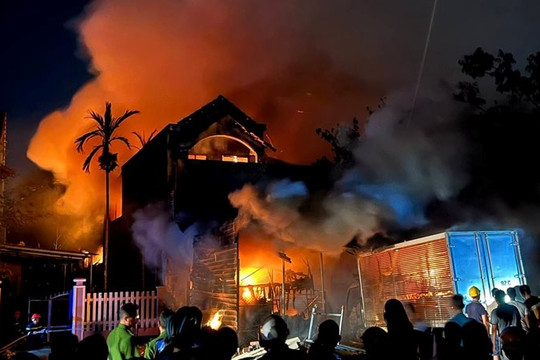 Ngôi nhà 2 tầng bốc cháy ngùn ngụt trong đêm