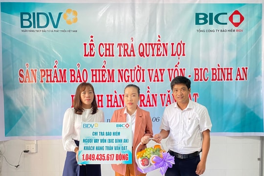 BIC trao hơn 1 tỷ đồng quyền lợi bảo hiểm cho khách hàng vay vốn tại Bến Tre
