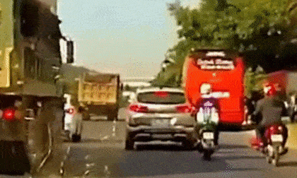 Xử lý cực nhanh, nam thanh niên thoát hiểm khỏi 'hung thần' xe tải trong chớp mắt