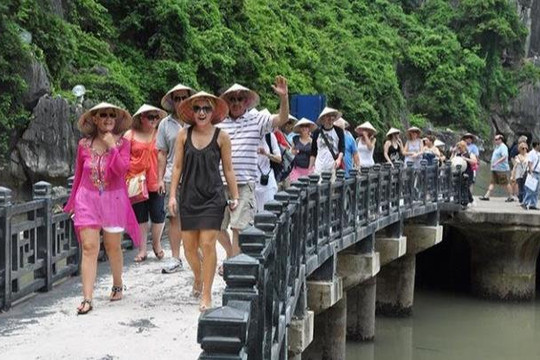 Khách quốc tế đến Việt Nam tăng mạnh so với cùng kỳ năm 2021