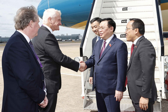Chủ tịch Quốc hội Vương Đình Huệ đến London, bắt đầu thăm chính thức Vương quốc Anh