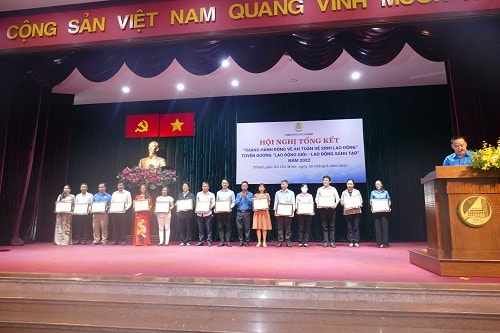 Thăm, tặng quà 918 công nhân bị tai nạn lao động