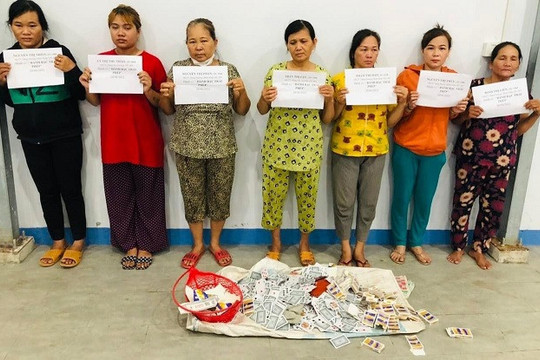 Bình Dương: Bảy "quý bà" rủ nhau vào chuồng bò đánh bài