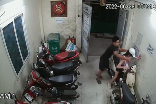 Hà Nội: Cô gái bị kẻ biến thái sàm sỡ ngay tại cửa phòng trọ