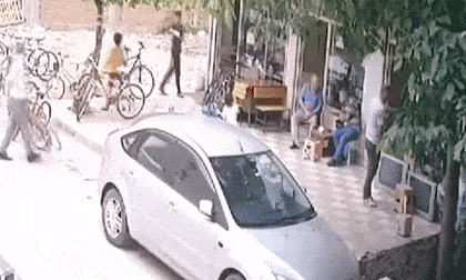 Ngã từ tầng hai xuống đất, em bé may mắn thoát nạn nhờ rơi trúng người đàn ông qua đường