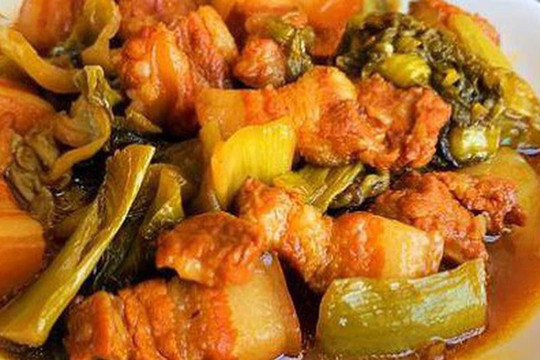 Thịt kho dưa chua: Món ngon đánh thức vị giác, cực hao cơm trong ngày mát trời