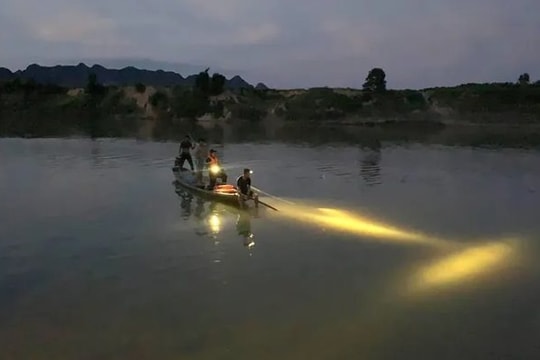 Đi bắt cào cào, một cháu nhỏ đuối nước, 1 cháu mất tích