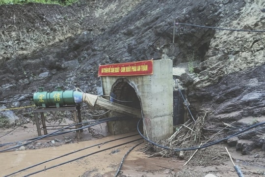 Mưa lũ khiến 4 công nhân bị lũ cuốn vào hầm thủy điện đang thi công