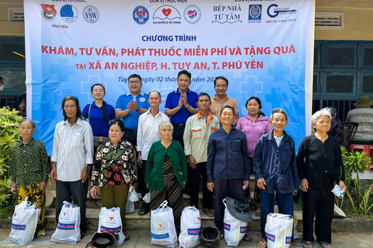 Chăm sóc sức khỏe cho hơn 1.000 người ở Phú Yên