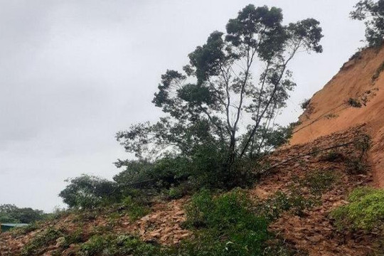 Điện Biên: Mưa lớn gây sạt lở, ách tắc trên Quốc lộ 12 và 4H