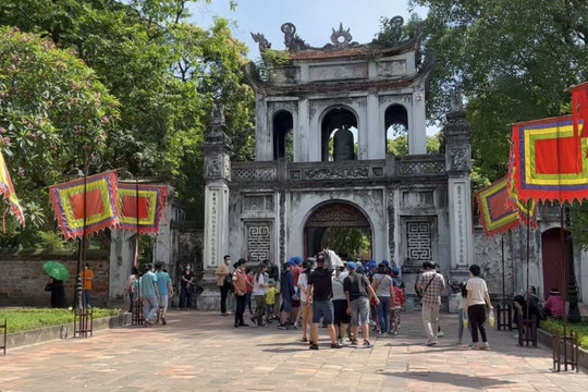 Trước thềm kì thi THPT Quốc gia, nhiều sĩ tử đến Văn Miếu – Quốc Tử Giám cầu may