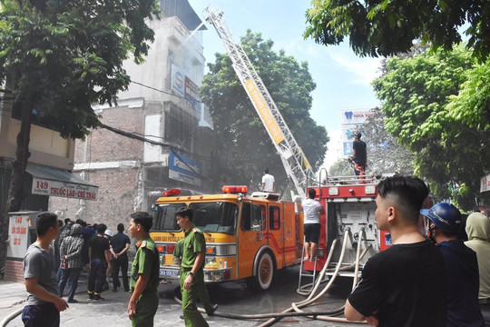 Cháy lớn tại Công ty Thiết bị điện Hà Dương ở Thanh Hóa
