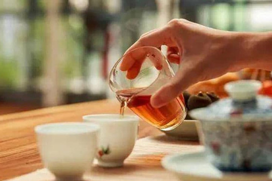 Người uống nước đun sôi trong thời gian dài so với người uống trà lâu năm, cơ thể ai khỏe hơn?