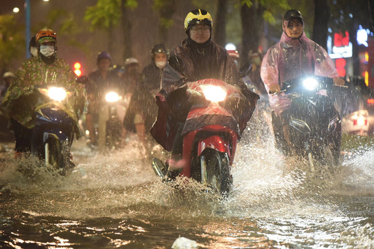 Nhiều tuyến phố tại Hà Nội lại ngập sâu vì mưa lớn