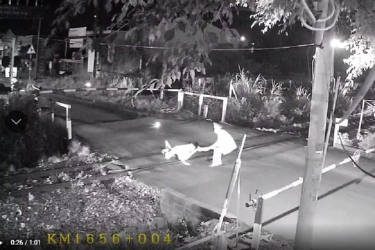 Nhân viên gác chắn cứu người ngã trước mũi tàu hỏa