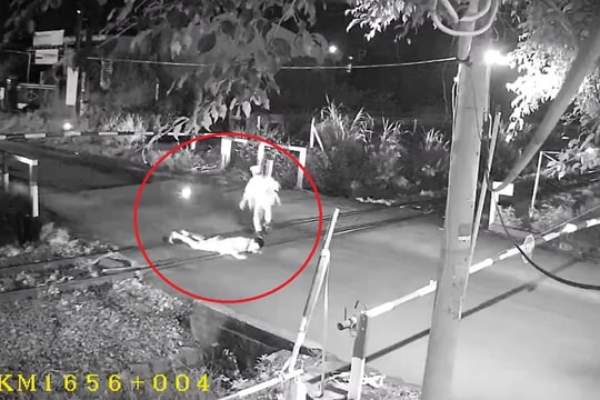 Nhân viên gác chắn dũng cảm cứu người đàn ông ngay trước mũi tàu hoả