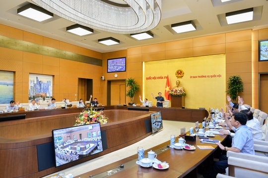 Ủy ban Thường vụ Quốc hội họp phiên bất thường thông qua Nghị quyết về mức thuế bảo vệ môi trường đối với xăng, dầu, mỡ nhờn