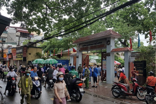Hà Nội mưa bất chợt, phụ huynh và thí sinh khó khăn đến điểm thi