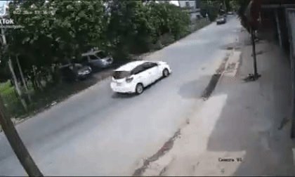 Drift 'cháy đường' rồi đâm mạnh vào đầu xe chạy ngược chiều, hành động sau đó của tài xế ô tô khiến tất cả ngỡ ngàng